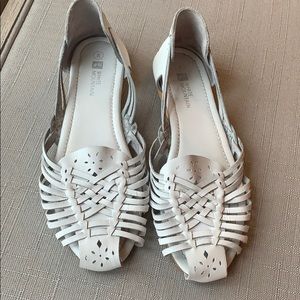 White sandals size 8♥️